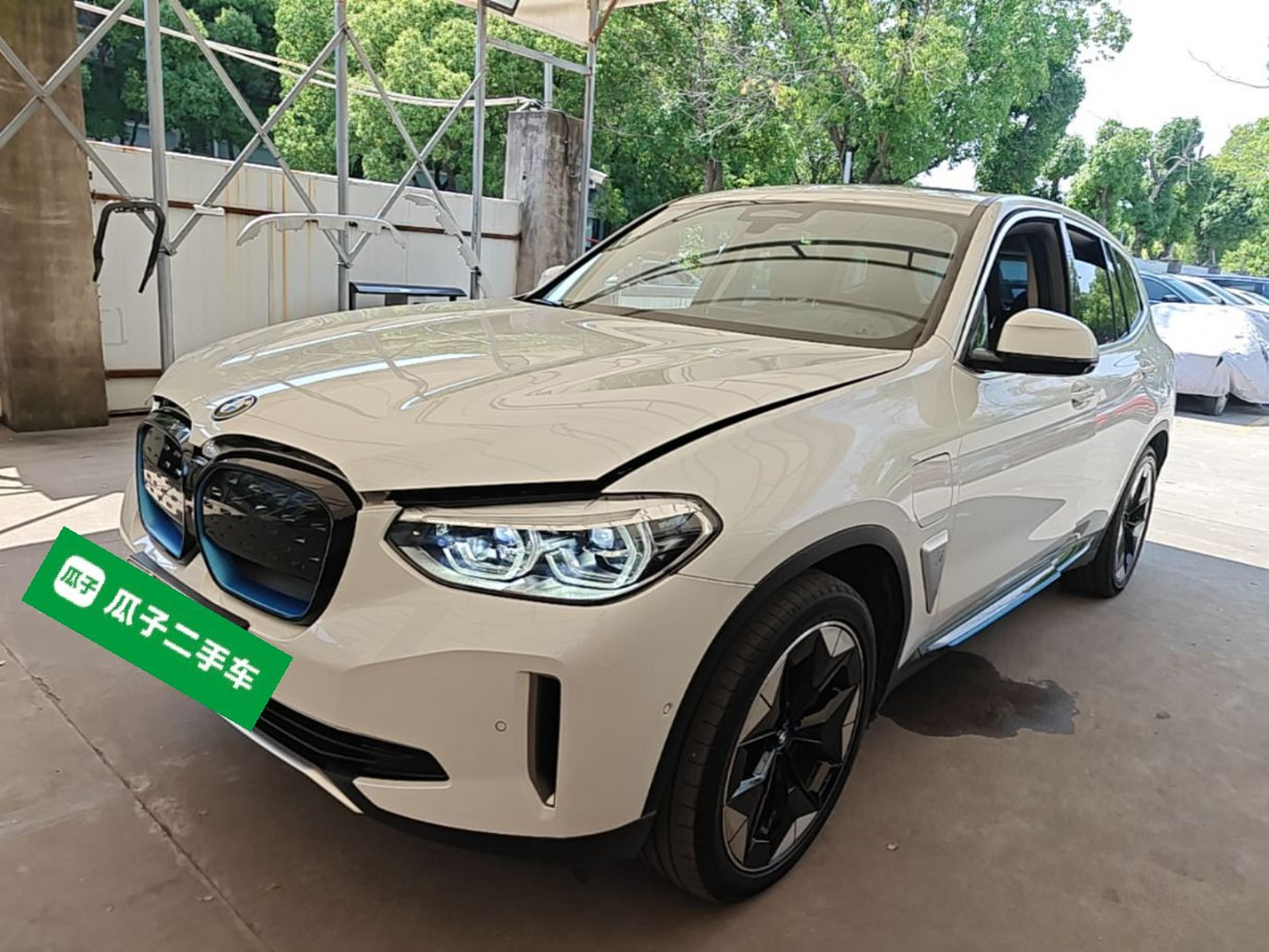 Под передней частью автомобиля