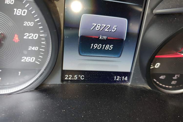 Used Mercedes-Benz GLC 2016 GLC 260 4MATIC Dynamic Edition Odometer Close Up