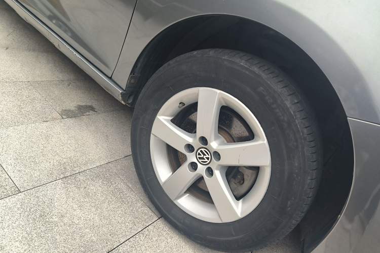 Used Volkswagen Bora 2012 1.6L Automatic Fashion Edition Right Front Wheel Hub
