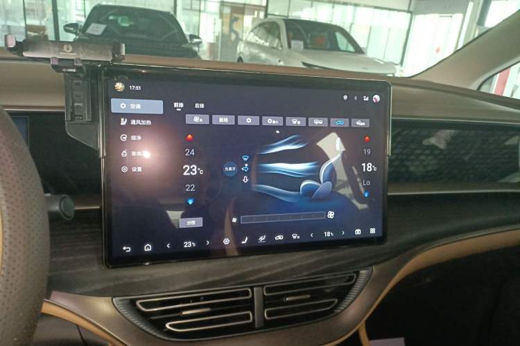 Used Denza D9 2022 DM-i 970 Four-Wheel Drive Prestige Model Audio And AC Panel