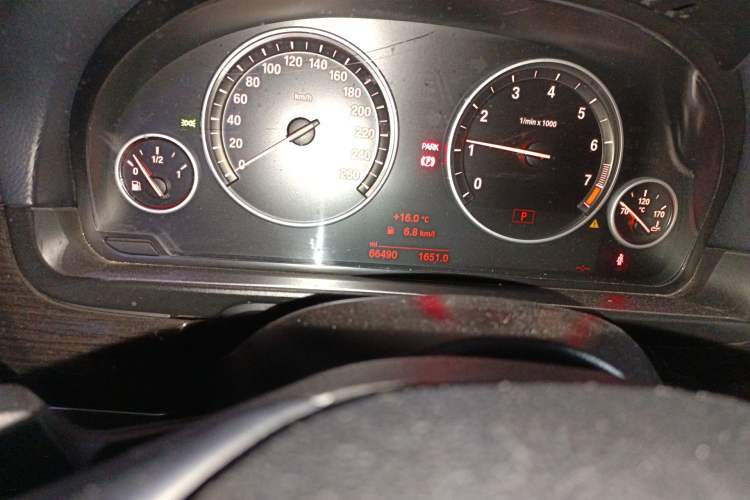 Used BMW 5 Series 2014 525Li Luxury Design Package Odometer Close Up