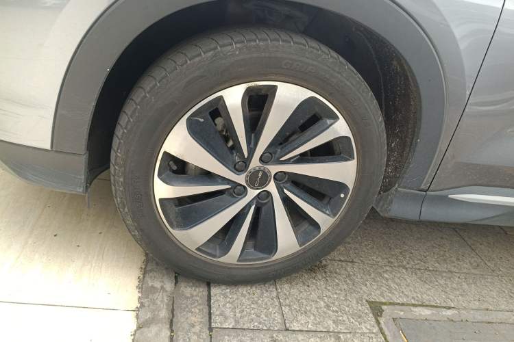 Used BYD Song PLUS New Energy 2023 Champion Edition DM-i 110KM Flagship Model Left Front Wheel Hub