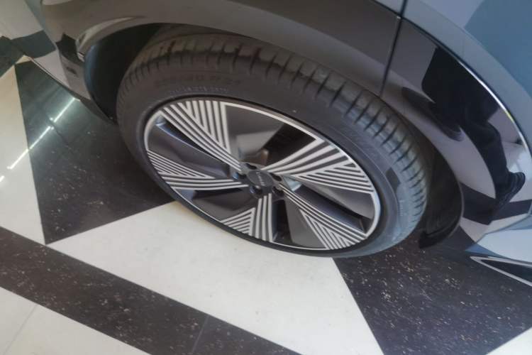 Used Lynk & Co 08 EM-P 2025 220 km All-Wheel-Drive Performance Halo
