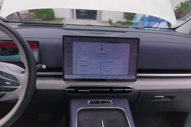 Used VOYAH Dream 2025 PHEV Four-Wheel-Drive Flagship Version – Qiankun Edition Audio And AC Panel