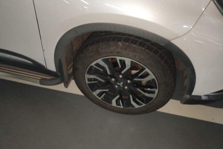 Used Mitsubishi Outlander 2019 2.4L 4x4 Zhi Xiang Edition 7 Seats China VI Standard Right Front Wheel Hub