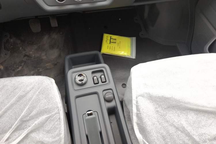 Used Wuling Yangguang 2024 300KM Comfort Version Passenger Van 75kW Gear Lever