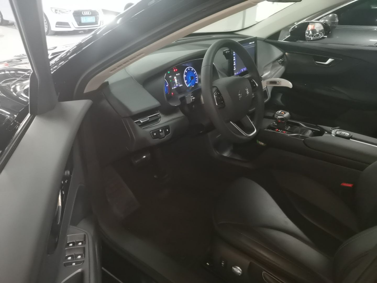 Hongqi E-QM5 2023 Base Travel Edition — снимка 18