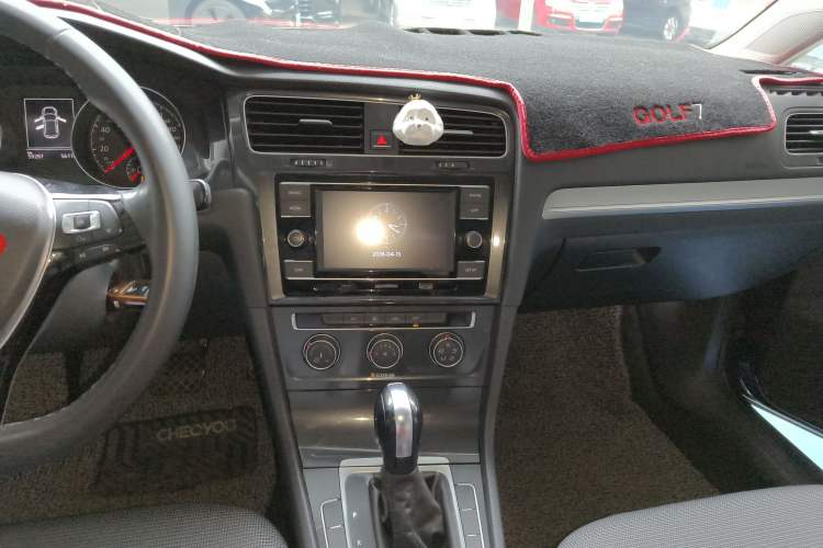 Used Volkswagen Golf 2018 1.6L Automatic Comfort Model Audio And AC Panel