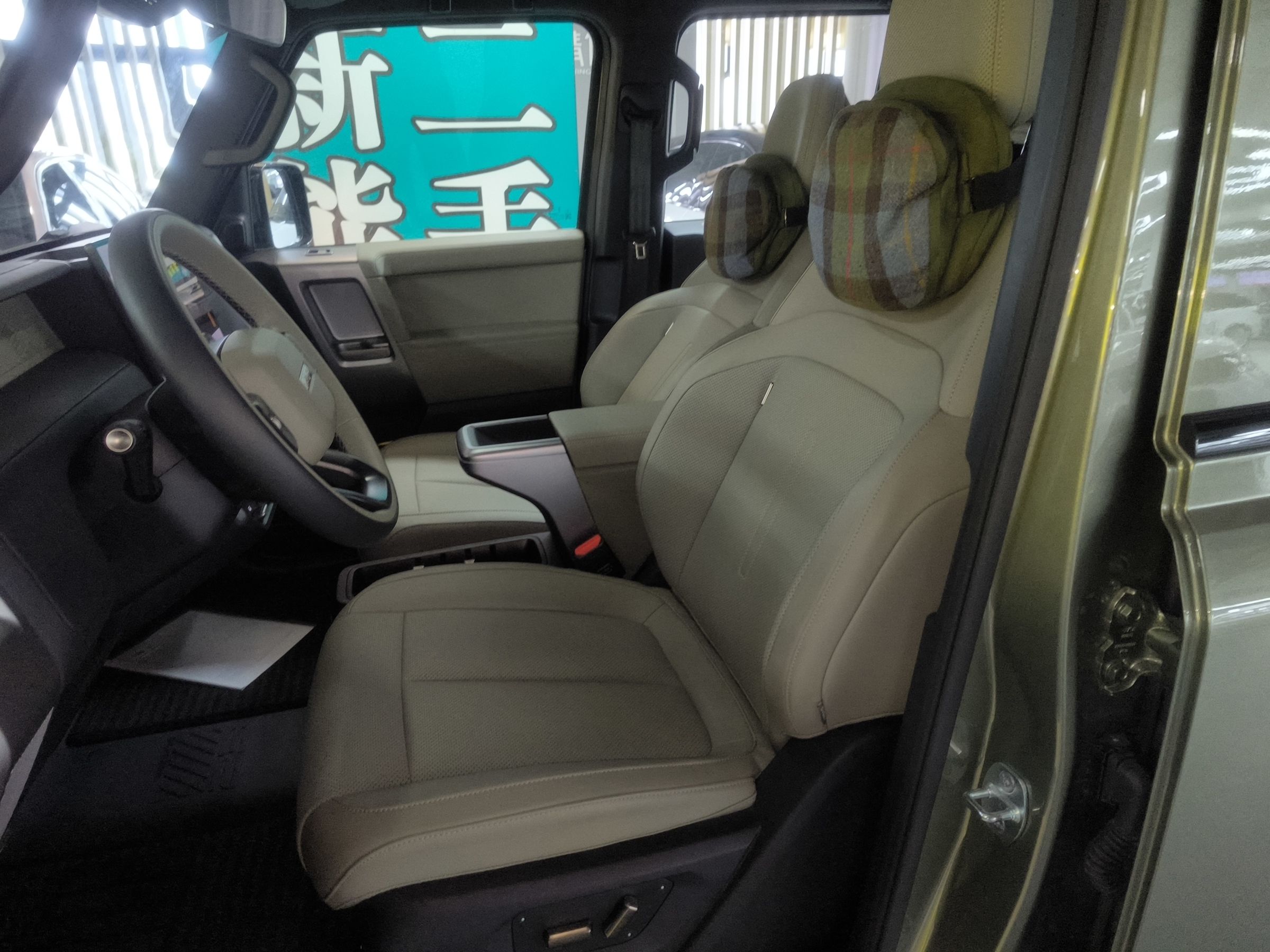 المقاعد الأمامية داخل السيارة