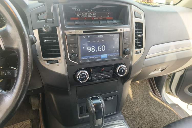 Used Mitsubishi Pajero 2016 3.0L Automatic Standard Version China V Standard Audio And AC Panel