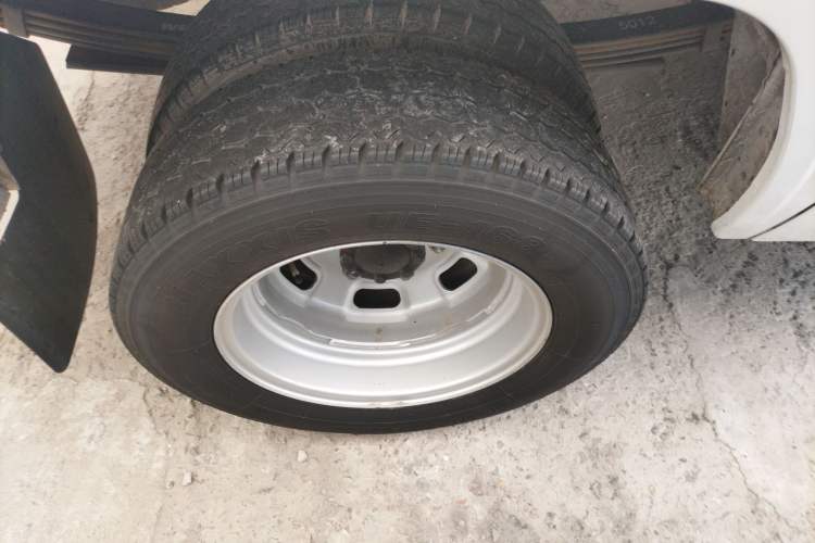 Used Iveco Daily 2021 2.5T A35 M1 Passenger Van 5-9 Seater Short Wheelbase Mid-Roof Design Dual Tires Side Sliding Door
