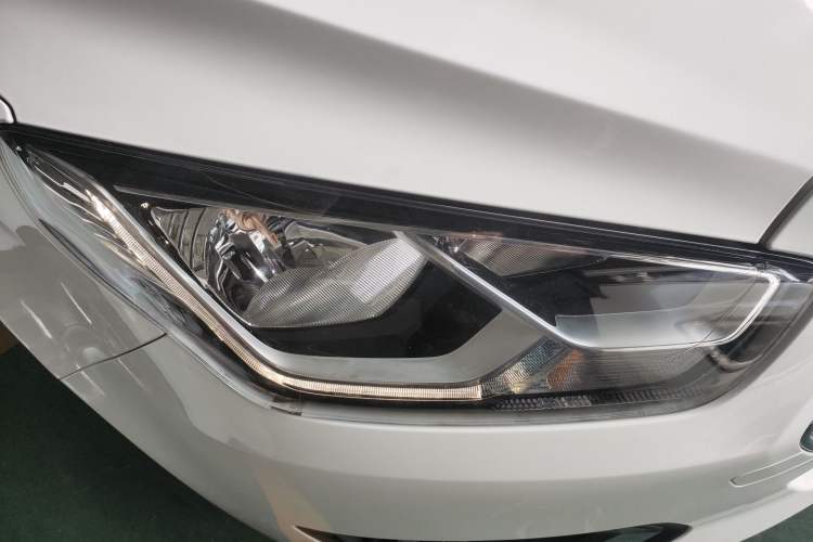 Used Ford Escort 2015 1.5L Automatic Fashion Model Right Front Headlight