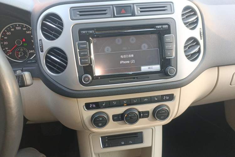 Used Volkswagen Tiguan 2013 2.0 TSI Automatic All-Wheel-Drive Flagship Edition Audio And AC Panel