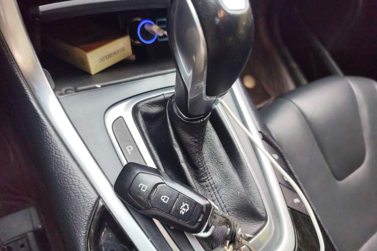 Used Ford Edge 2016 EcoBoost 245 Four-Wheel Drive Titanium 7-Seater Gear Lever