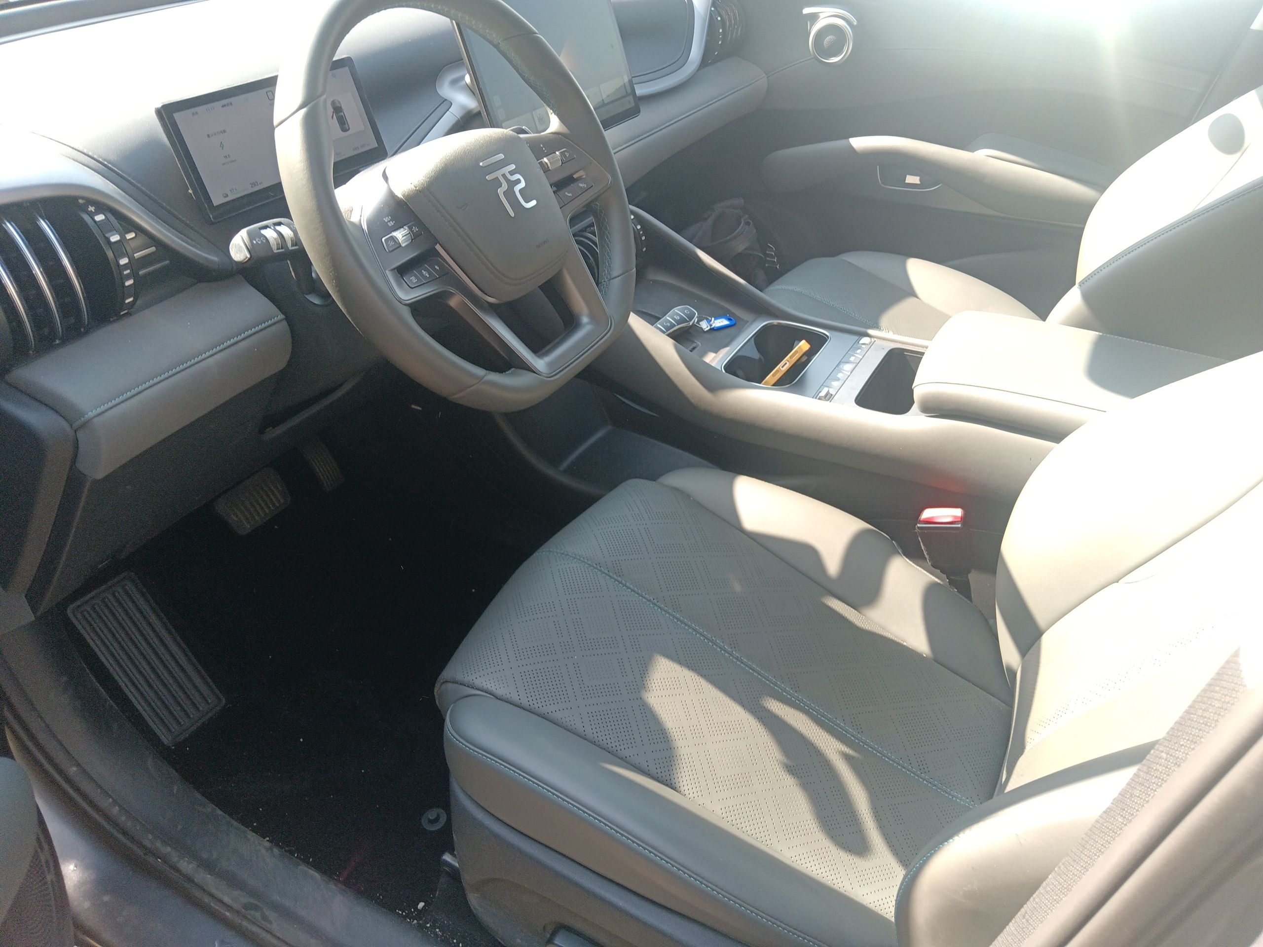 المقاعد الأمامية داخل السيارة