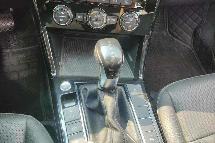 Used Volkswagen Passat 2019 330TSI Luxury Edition China VI Standard Gear Lever