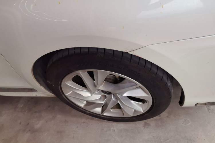 Used DS 5LS 2015 1.6T Comfort Edition THP160 Right Front Wheel Hub