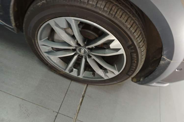 Used Audi A4 2017 45 TFSI allroad quattro Sport model Right Front Wheel Hub