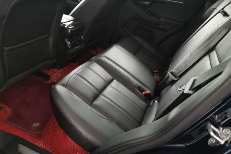 Used Land Rover Range Evoque 2020 249 PS R-DYNAMIC SE Sport Technology Edition Left Rear Seat