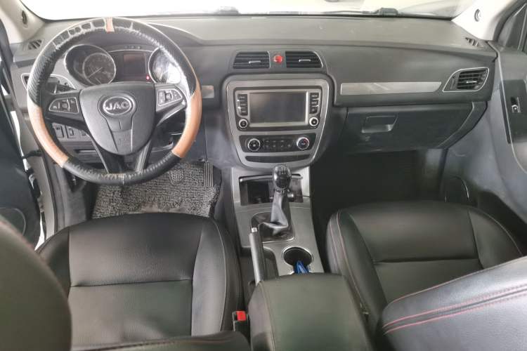 Used JAC Group T6 2016 2.0L Gasoline Entry-Level Long-Wheelbase HFC4GA3-3D Center Console