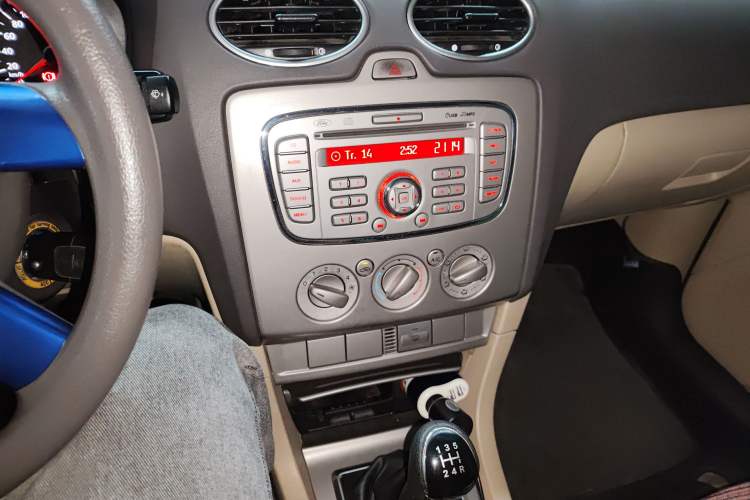 Used Ford Focus 2013 Sedan Classic 1.8L Manual Base Model Audio And AC Panel