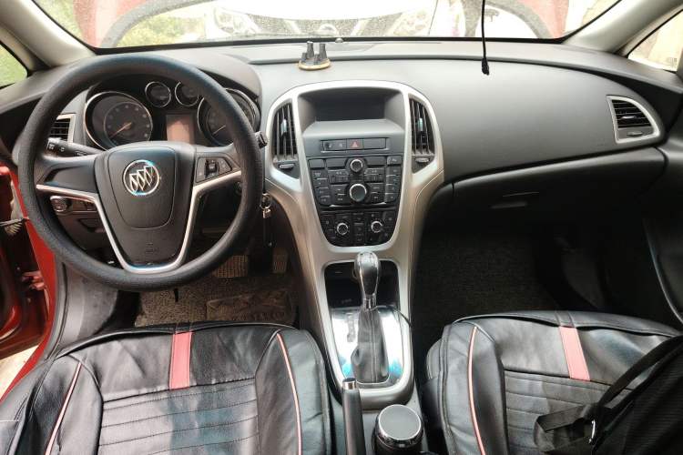 Used Buick GT 2014 XT 1.6L Automatic Fashion Edition Center Console