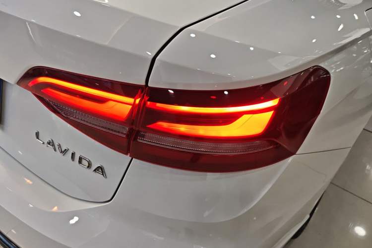 Used Volkswagen Lavida 2024 1.5L Automatic Starry Sky 5 Million Edition Right Rear Taillight