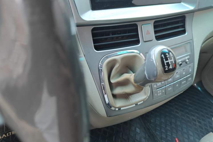 Used BYD M6 2010 2.0L Manual Comfort Edition Gear Lever