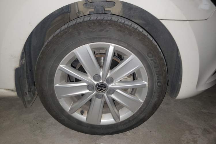Used Volkswagen Jetta 2015 1.4L Manual Comfort Model Right Front Wheel Hub