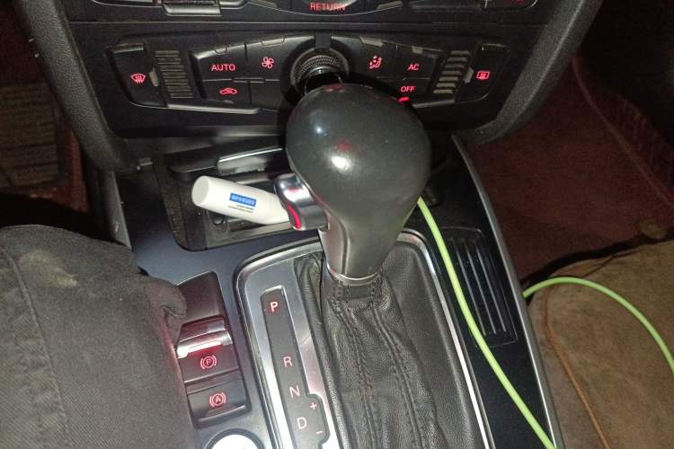Used Audi A4L 2012 1.8 TFSI Automatic Comfort Model Gear Lever