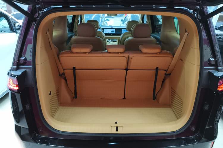 Used VOYAH Dream 2024 PHEV Ultra-Long Range Flagship Edition Trunk