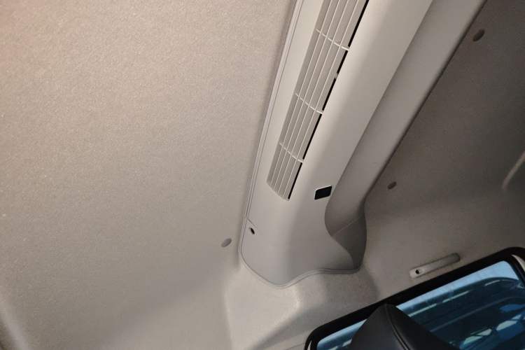 Used Jinbei Gold Hiace M Classic 2023 1.5L Travel Lion Passenger Vehicle 5/6/7 Seats
