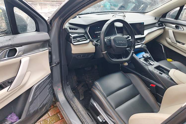 Used Lynk & Co 06 EM-P 2022 PHEV 84 km Range Pro Version Driver Seat