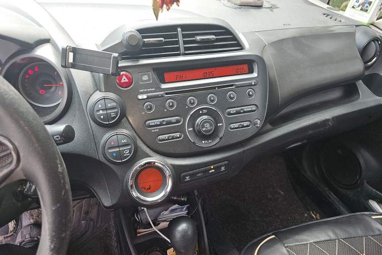 Used Honda Fit 2011 1.5L automatic panoramic sunroof version
