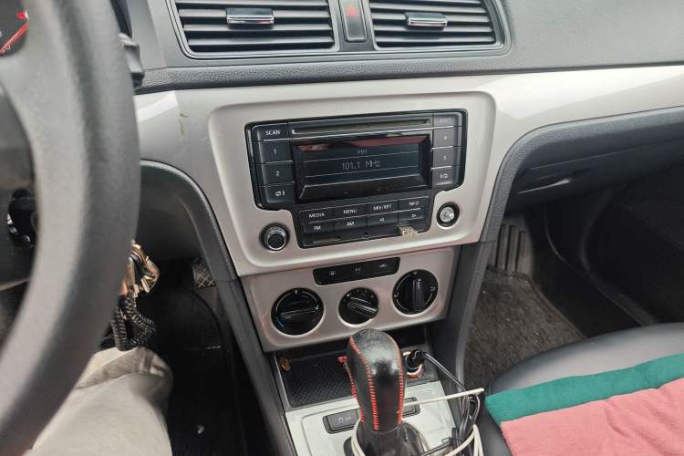 Used Volkswagen Lavida 2013 Revised Classic 1.6L Automatic Fashion Edition Audio And AC Panel