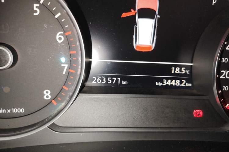 Used Volkswagen Touareg 2011 3.0 TSI High-End Version Odometer Close Up