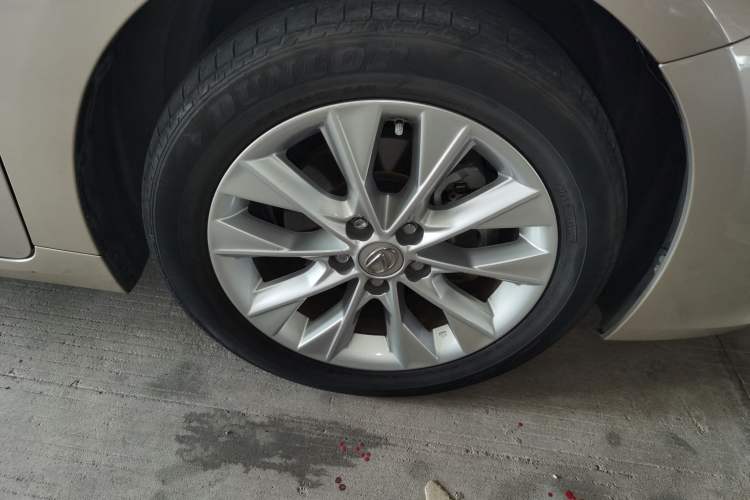 Used Lexus ES 2013 300h Elite Edition
