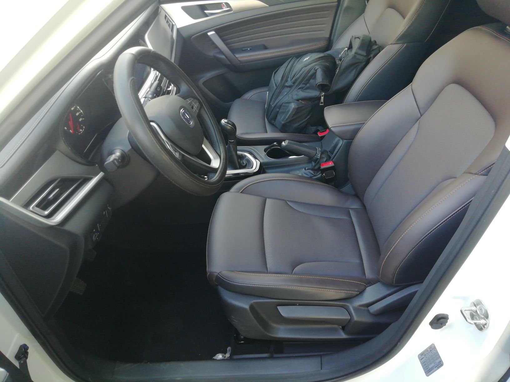 المقاعد الأمامية داخل السيارة