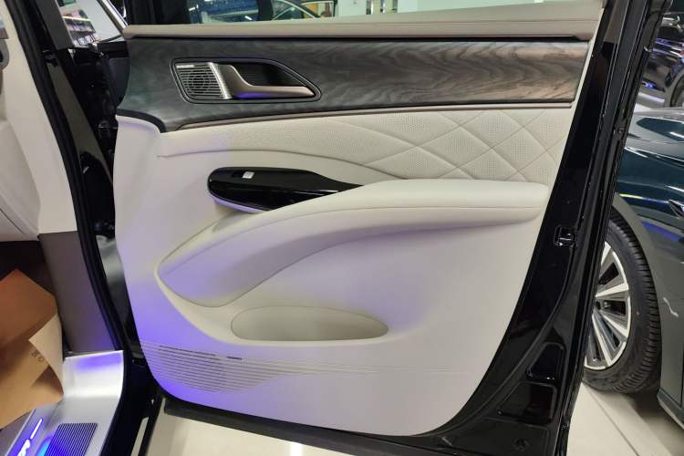 Used Denza D9 2022 DM-i 1040 Prestige Model