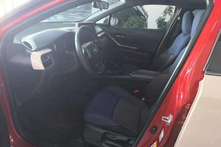 Used Toyota C-HR 2018 2.0L Luxury Sunroof Version China VI Standard
