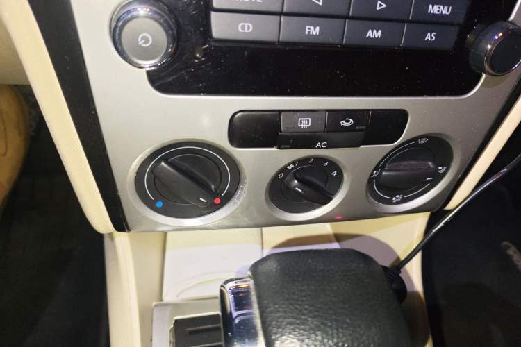 Used Volkswagen Lavida 2011 1.6L Automatic PinYou Edition Audio And AC Panel