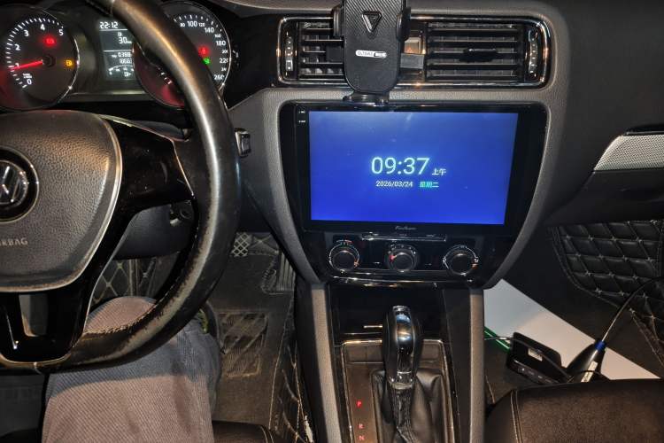 Used Volkswagen Sagitar 2015 1.6L Automatic Comfort Model Audio And AC Panel