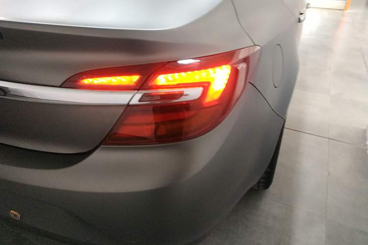 Used Buick Regal 2015 2.0L Elite Fashion Edition Right Rear Taillight