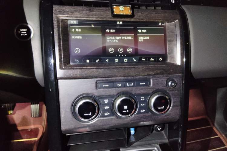 Used Land Rover Discovery 2018 3.0 SC V6 SE Audio And AC Panel