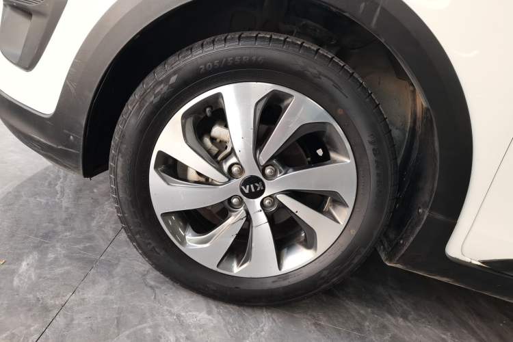Used Kia KX Cross 2017 1.4L AT GLS Left Front Wheel Hub