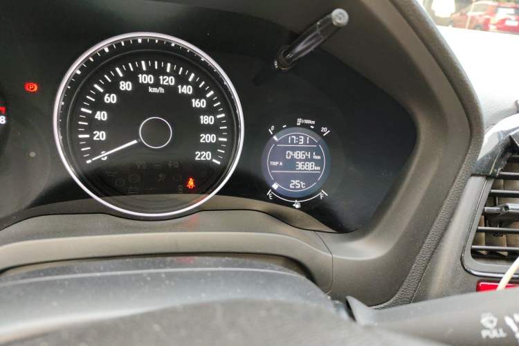 Used Honda Vezel 2017 1.8L CVT Front-Wheel Drive Pioneer Edition Odometer Close Up