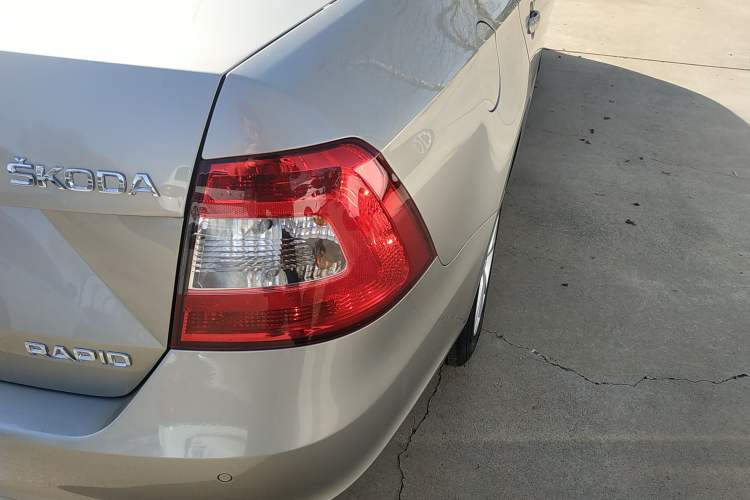 Used Skoda Rapid 2015 1.6L Automatic Smart Selection Model
