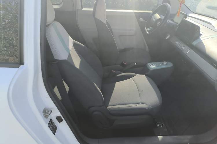 Used CHANGAN NEVO Lumin 2022 155 km – Refreshingly Sweet Edition Right Front Seat