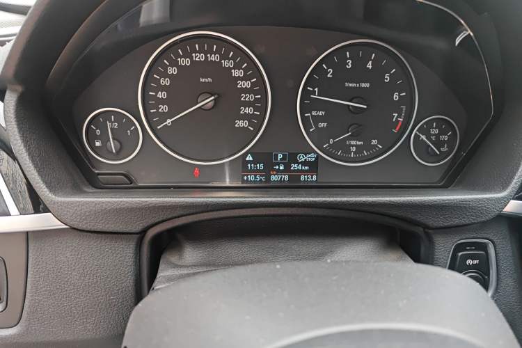 Used BMW 3 Series 2017 320Li Fashion Model Odometer Close Up