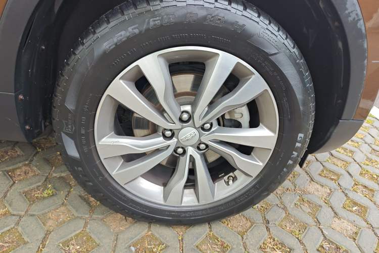 Used Geely Auto Emgrand X7 Sport 2016 1.8TD Automatic All-Wheel-Drive ZhiZun Edition Right Front Wheel Hub